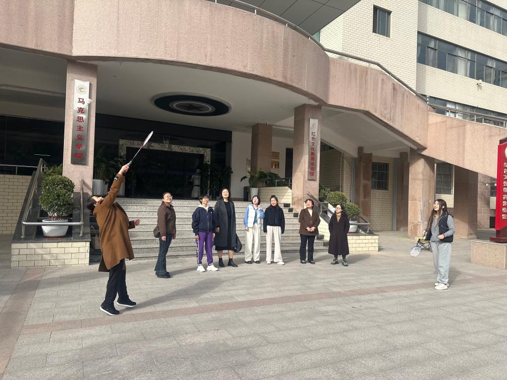 公司举办“魅力巾帼、与你同行”羽毛球比赛